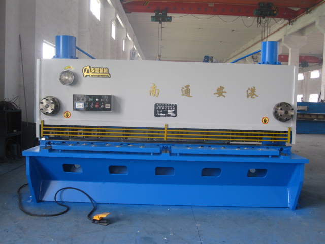 QC11K數(shù)控?cái)[式剪板機(jī)